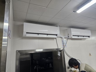 장전초등학교 급식실에 LG휘센 벽걸이에어컨 2대 설치